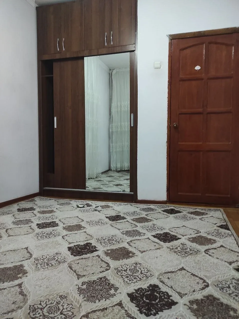 Uy rasmi 4