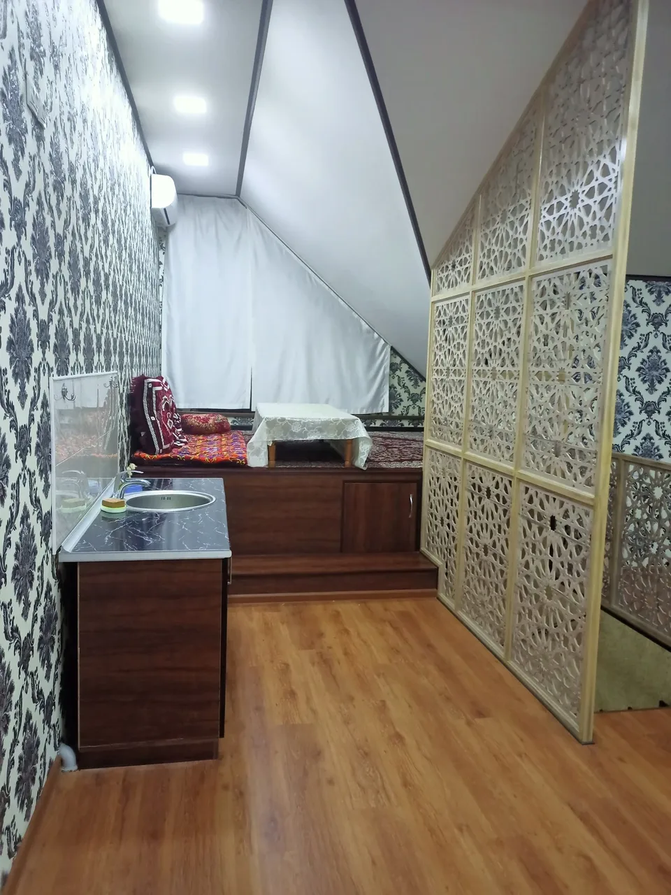 Uy rasmi 1