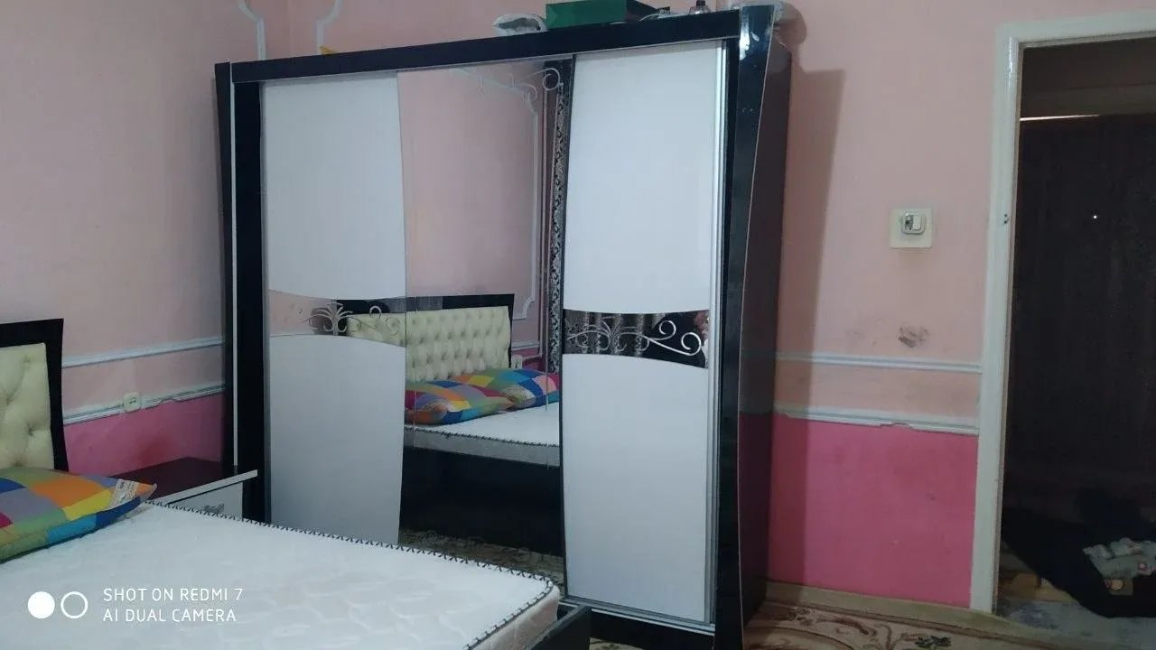 Uy rasmi 4